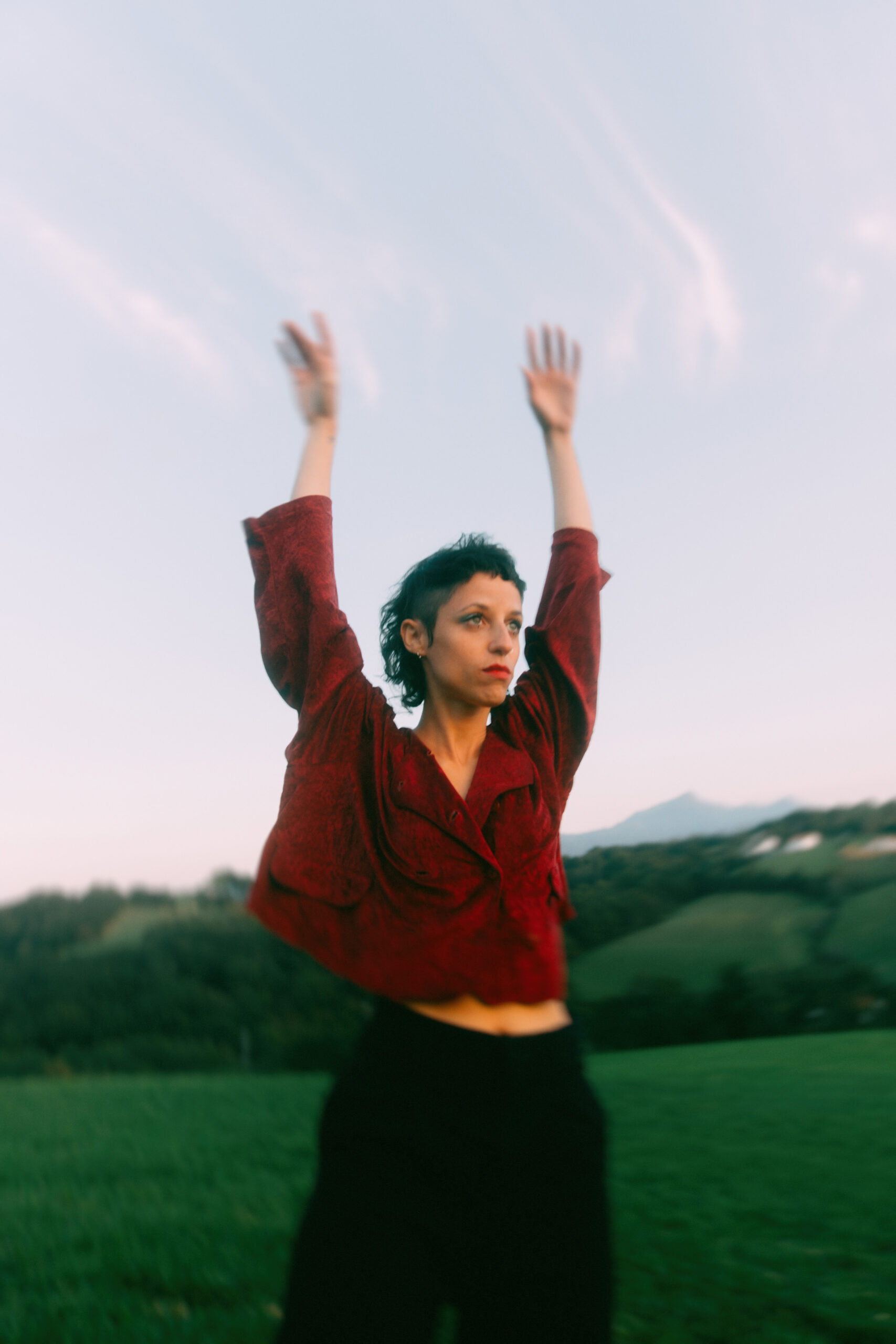 Travis Birds presenta su single ¨ Las cinco disonante¨