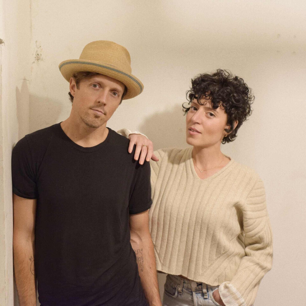 JASON MRAZ reversiona su hit “Lucky” junto a Emily King