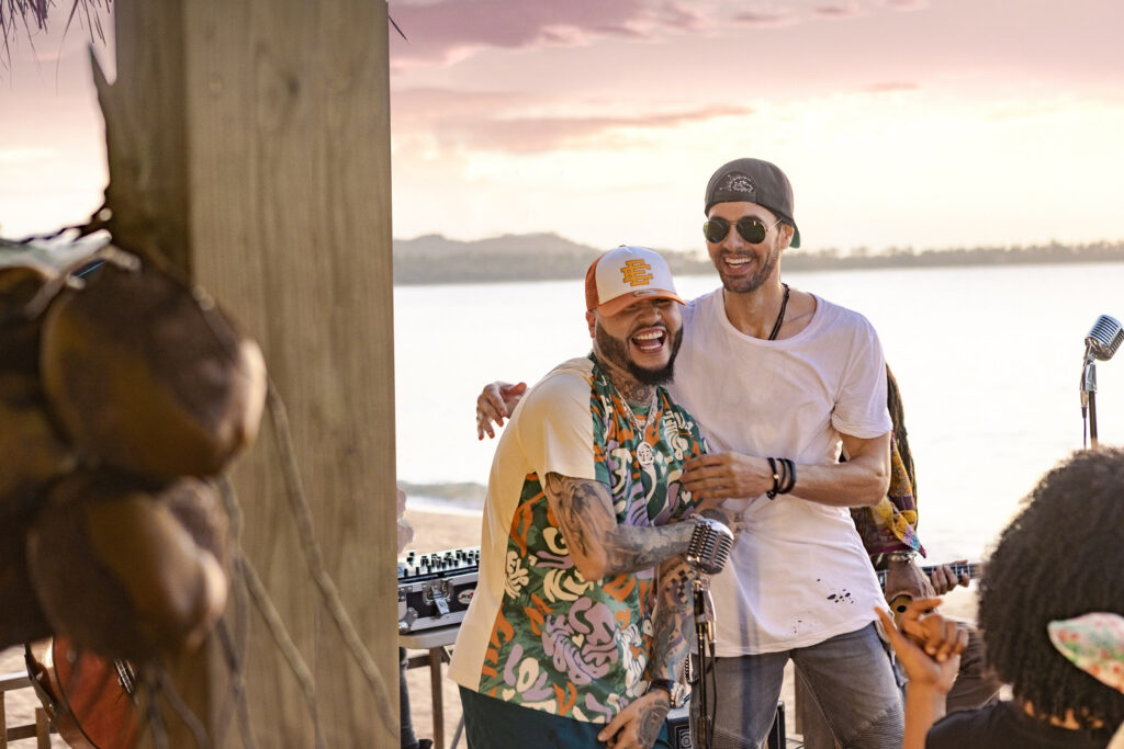 ENRIQUE IGLESIAS presenta ME PASÉ junto a FARRUKO