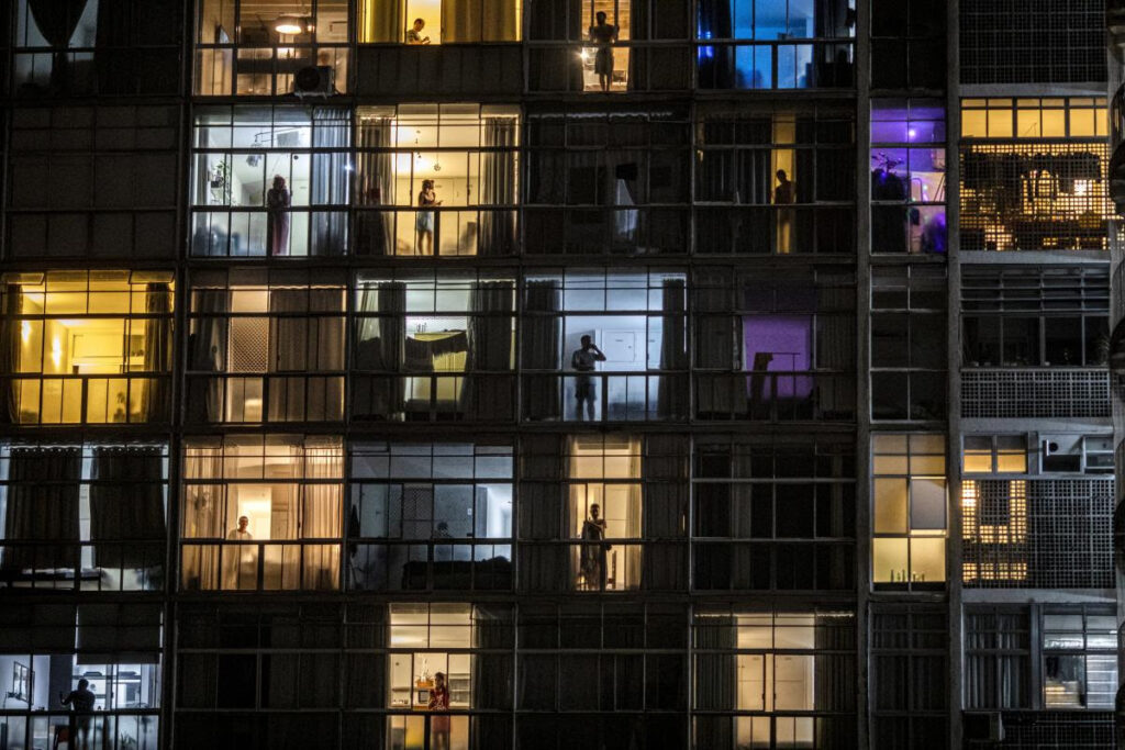 19 de agosto: Día Internacional de la Fotografía en Sala Zitarrosa / En vilo. Una narración colectiva sobre el coronavirus en Latinoamérica en Parque Rodó / El mundo al revés en Parque Rodó