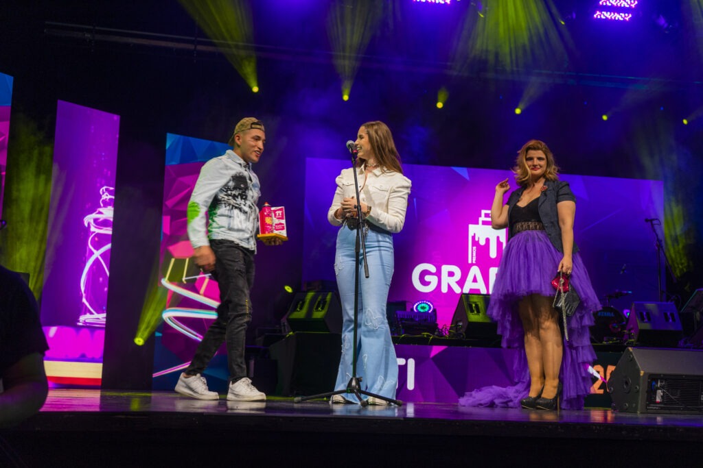 Me Porto Mal- Agus Padilla ft. Pekeño 77 Ganadores Mejor Single Pop de los Premios Graffiti 2021