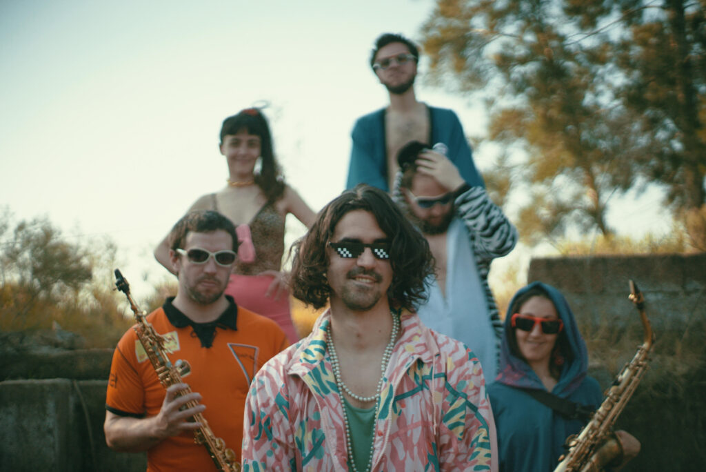 “Canciones”, el nuevo EP de Bolsa de   naylon en la rama de un árbol