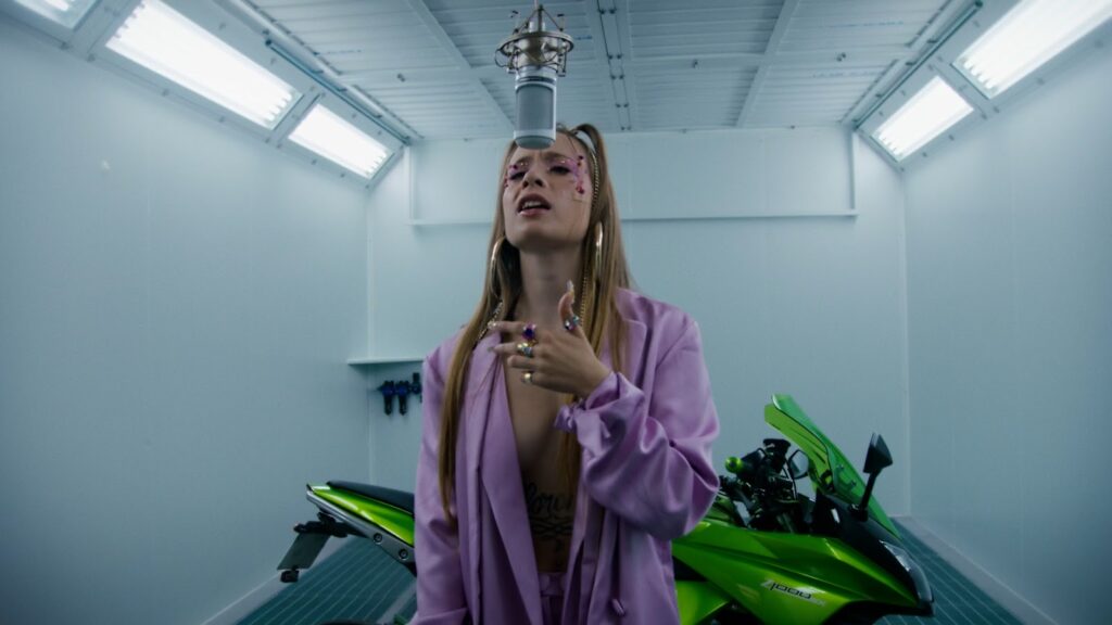 SANTA SALUT | la rapera Española presenta OASIS, adelanto de su próximo álbum