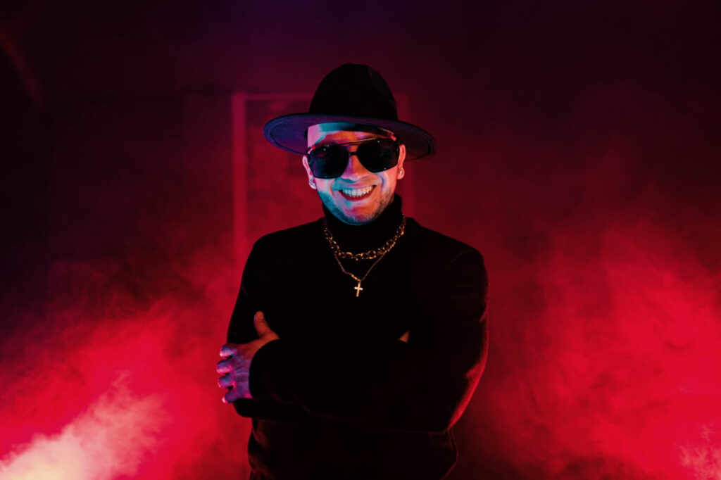 🇨🇴🎵🔥 El artista colombiano Jei Mac invita a bailar y salir de la rutina en ‘Préndelo’