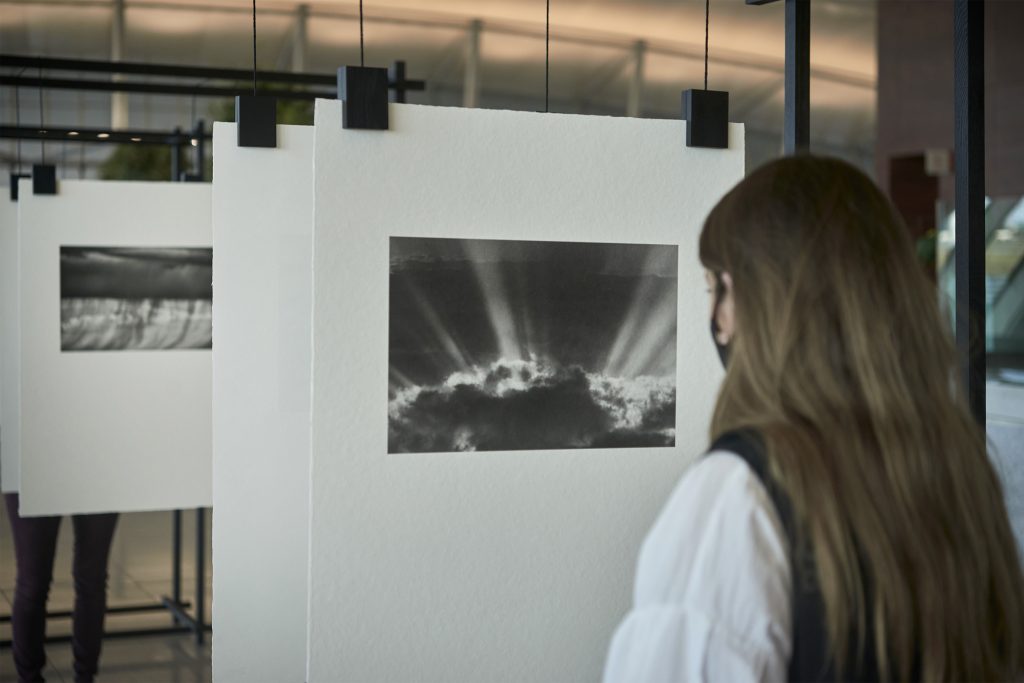 Muestra de arte celebra vínculo entre Uruguay y Japón en el Aeropuerto de Carrasco