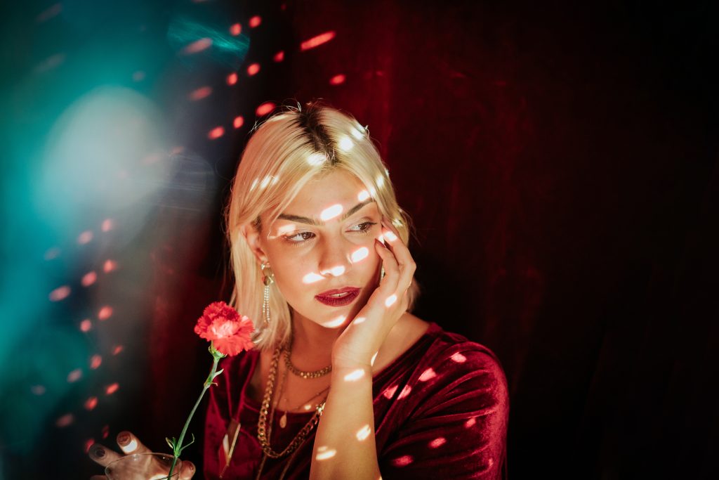 LA LOU  lanzó su álbum debut «PLANES PARA HOY»