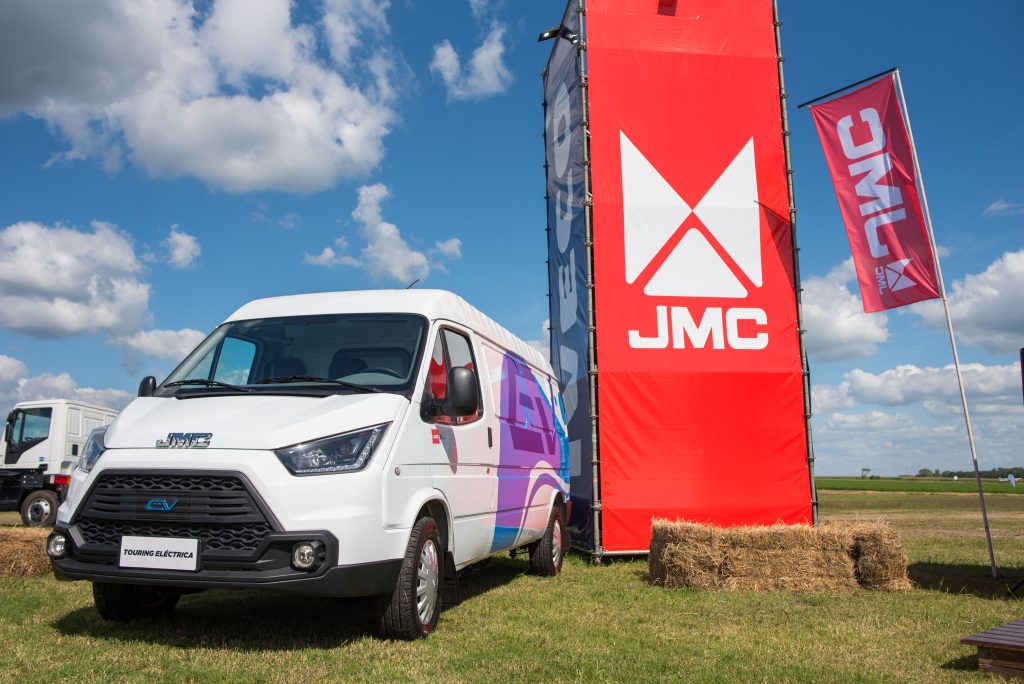 Santa Rosa presentó en la Expoactiva el nuevo JMC Touring Cargo Box eléctrico
