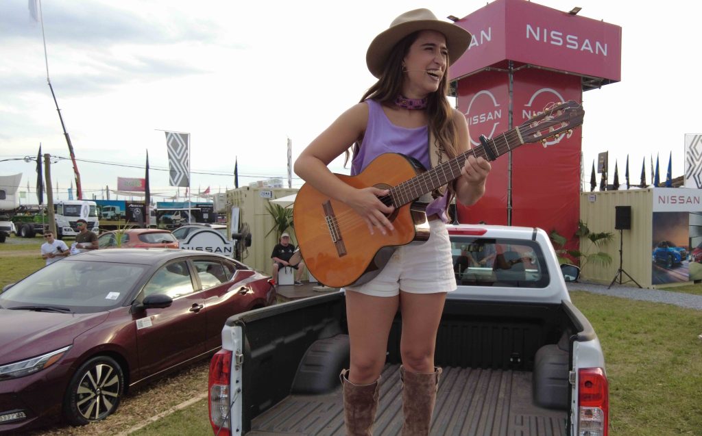 La cantante Catherine Vergnes llevó alegría y folklore al stand de Nissan en la Expoactiva