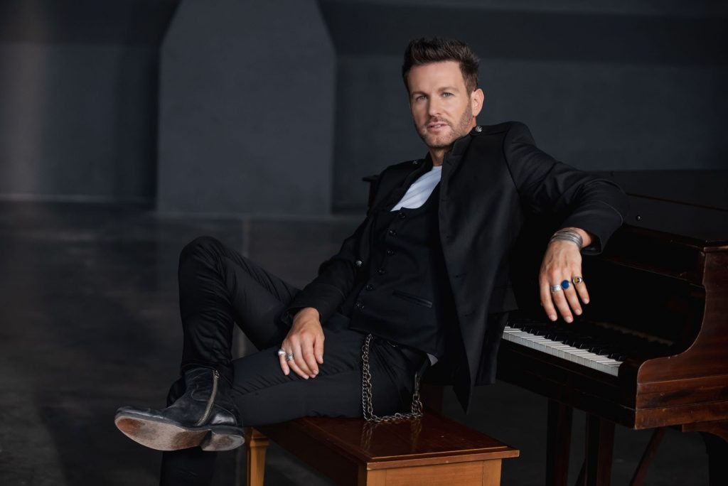 AXEL presenta su nuevo single y video SOMOS LO QUE FUIMOS