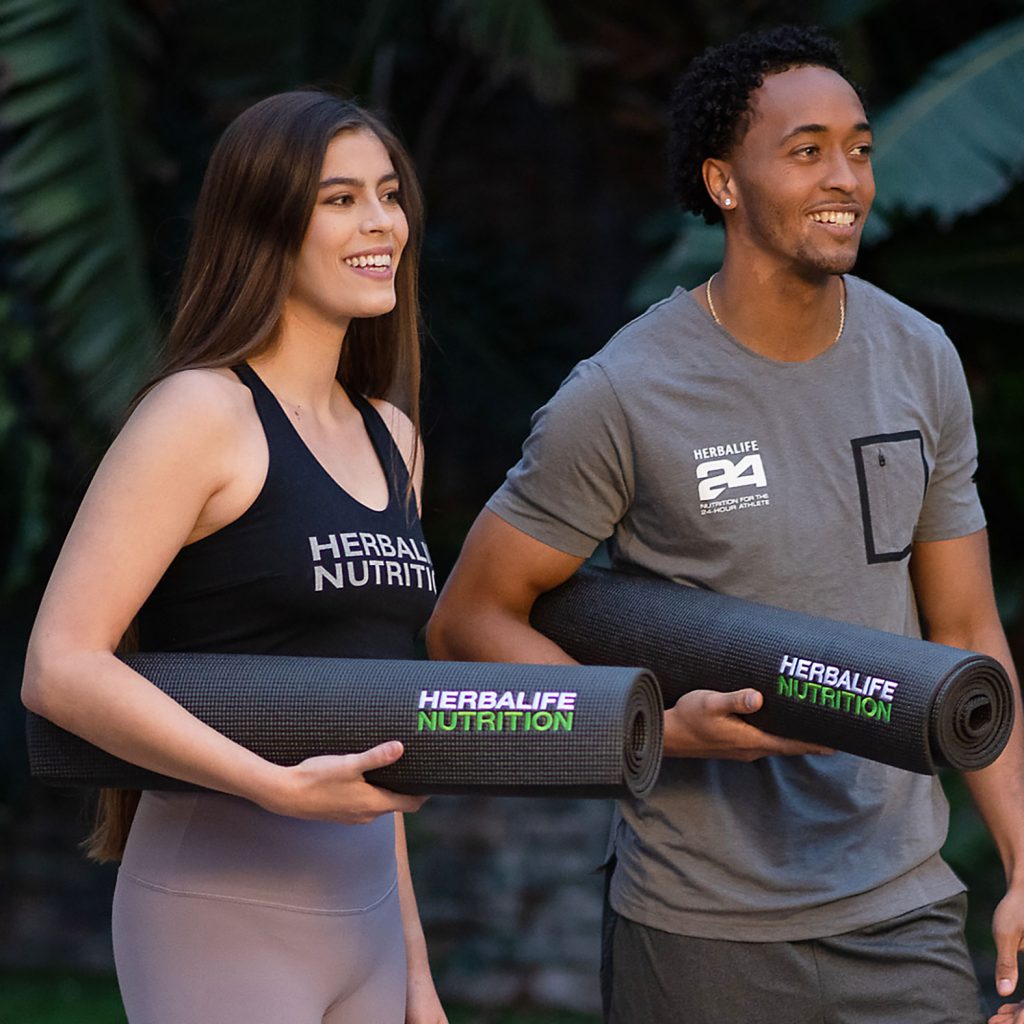 Cómo manejar el estrés a través del yoga y la meditación, por Samantha Clayton – Herbalife Nutrition
