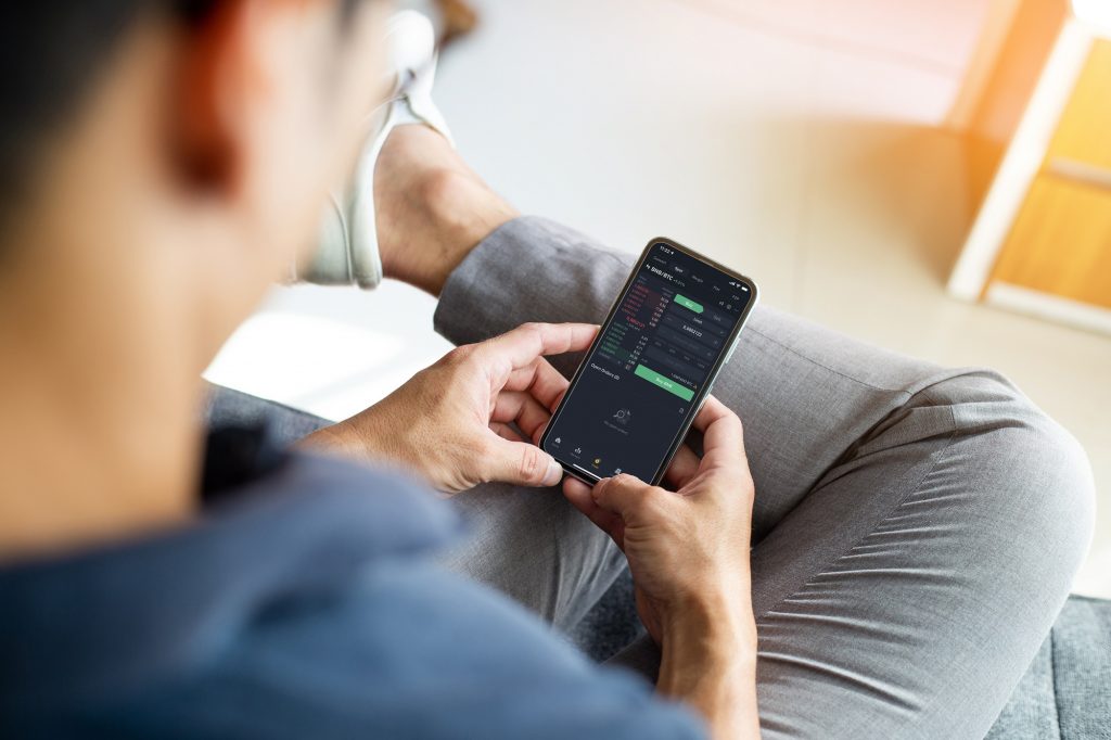 Binance celebra su 5° aniversario eliminando las comisiones para el trading de Bitcoin