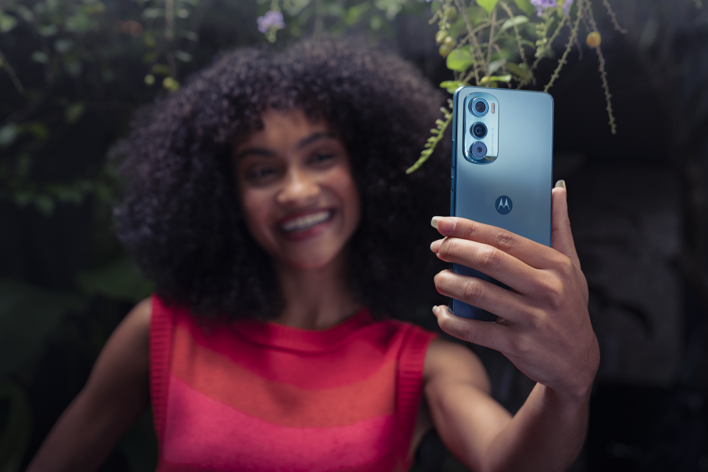 Motorola presenta en Uruguay el smartphone 5G más delgado del mercado: motorola edge 30