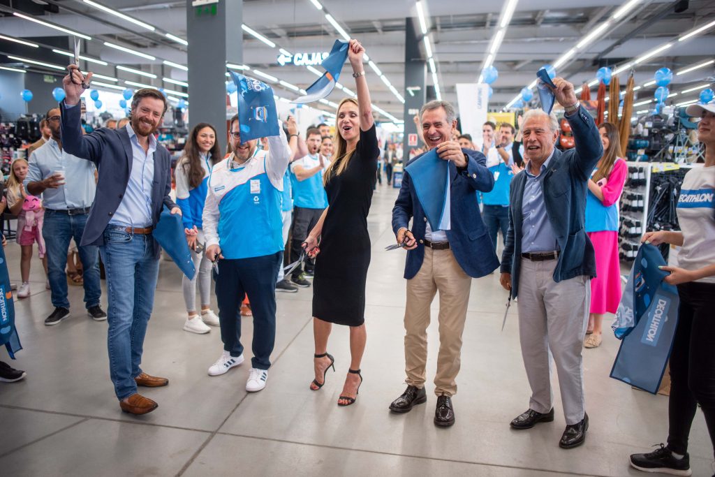 Decathlon celebró su primer aniversario en Uruguay ampliando su local en Car One Center