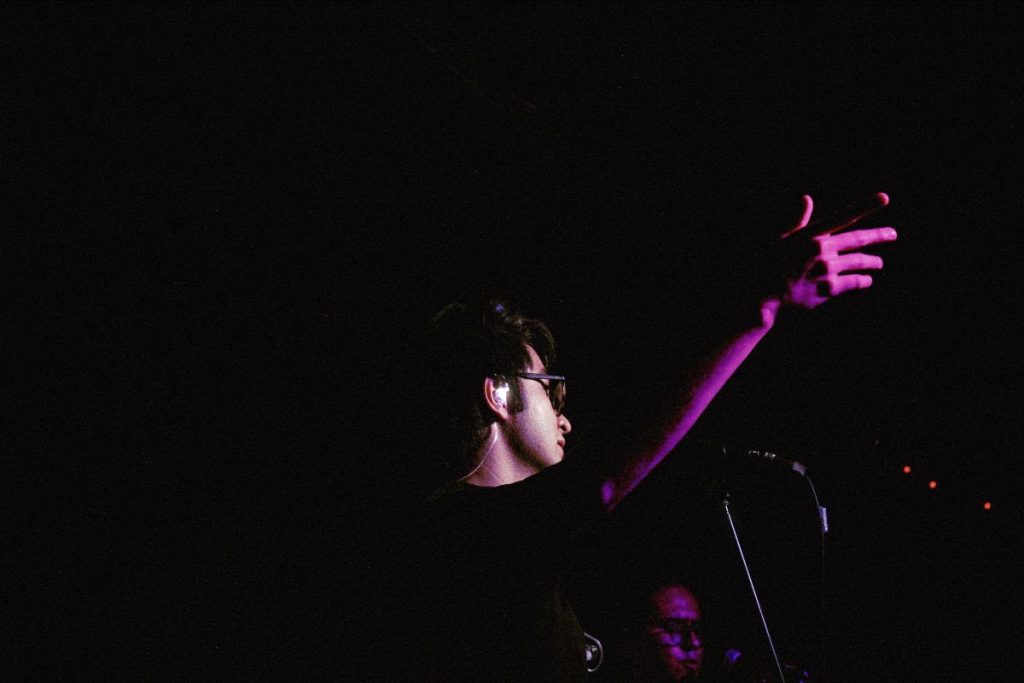 Luis Aguirre explora géneros y sentimientos en su debut discográfico, Mucho niño poco hombre
