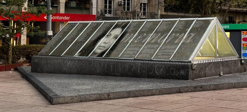 Mes de la memoria en el SUBTE | Intervención en espacio público de Juan Ángel Urruzola