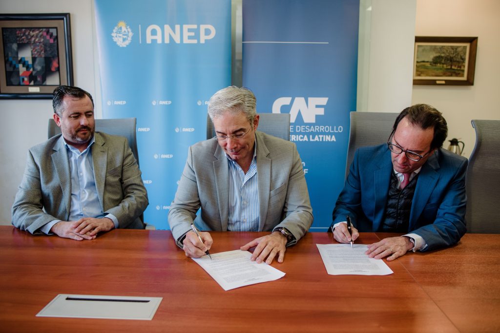 CAF donó computadoras a la Administración Nacional de Educación Pública (ANEP)