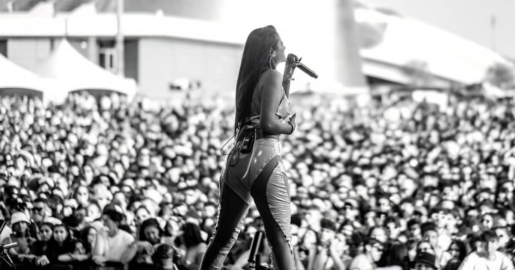 Aiona Santana comparte escenario con Becky G, Jhayco, Manuel Turizo, Wisin y Yandel, Feid, Arcángel y más.