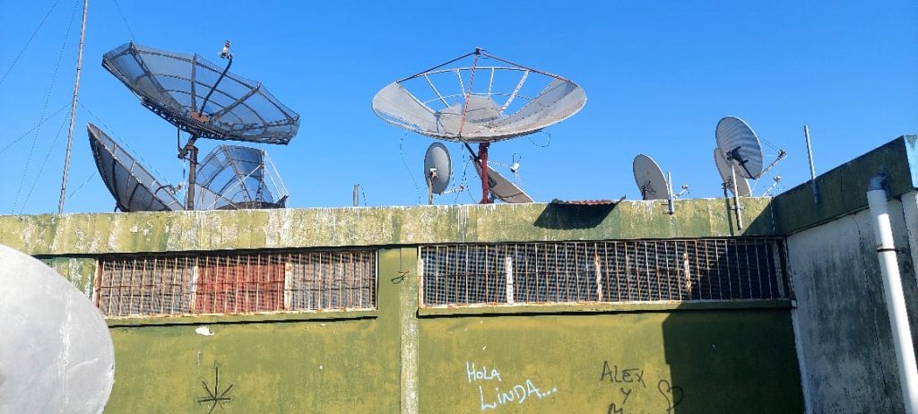 Golpe a la Piratería Audiovisual en Uruguay: allanaron a cableoperador de TV por robar señales  y retransmitirlas ilegalmente
