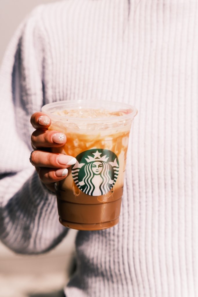Starbucks Uruguay implementa librería digital gratuita en todas sus tiendas para promover la lectura.