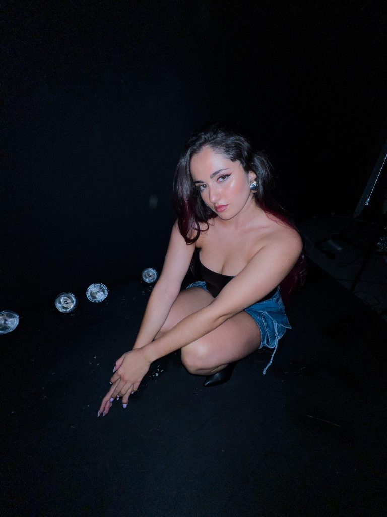 La sensación urbana latina Caluu C. incendia el escenario con su último single «Perreosa», presentado en la exitosa serie «Urban – La vida es nuestra» de Amazon Prime