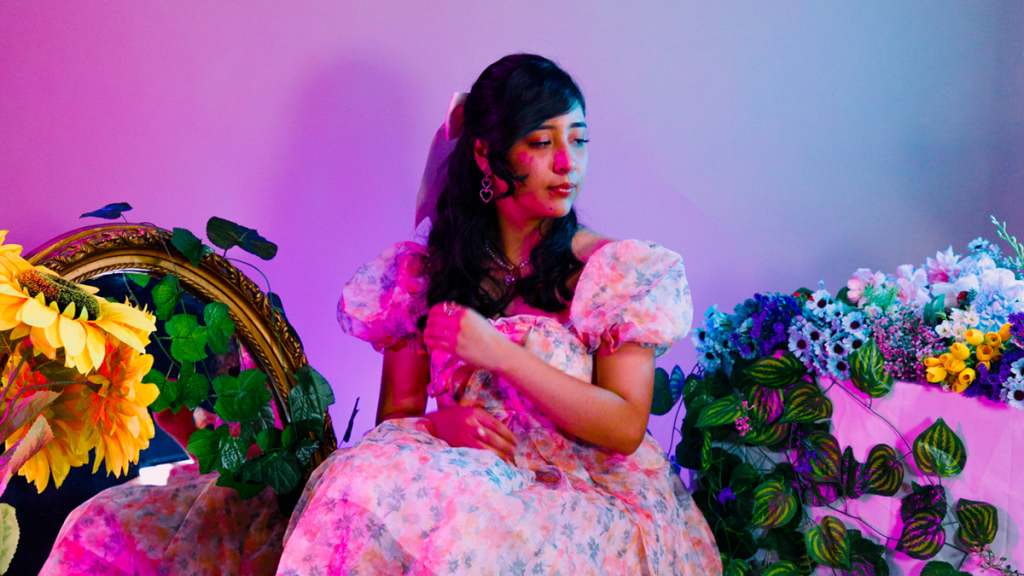 Esmeralda Palmares navega entre la idealización y sanación en su álbum «Espejismo»
