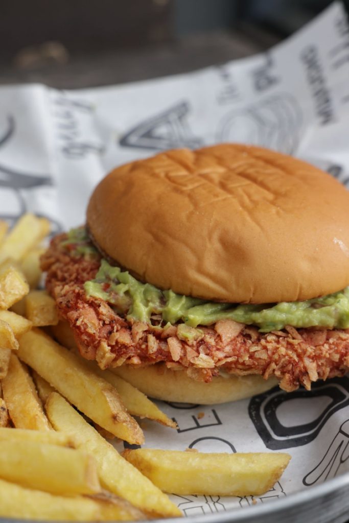 Takis y Burger Time fusionaron sus sabores para crear dos exclusivas hamburguesas