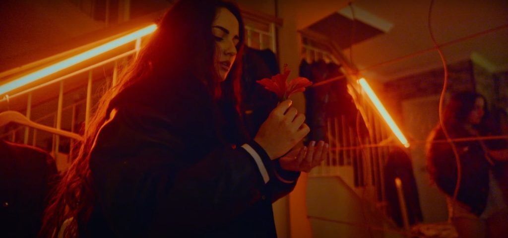 La cantante canaria Caluu C. presenta su nuevo sencillo «QHP» perteneciente a su próximo EP