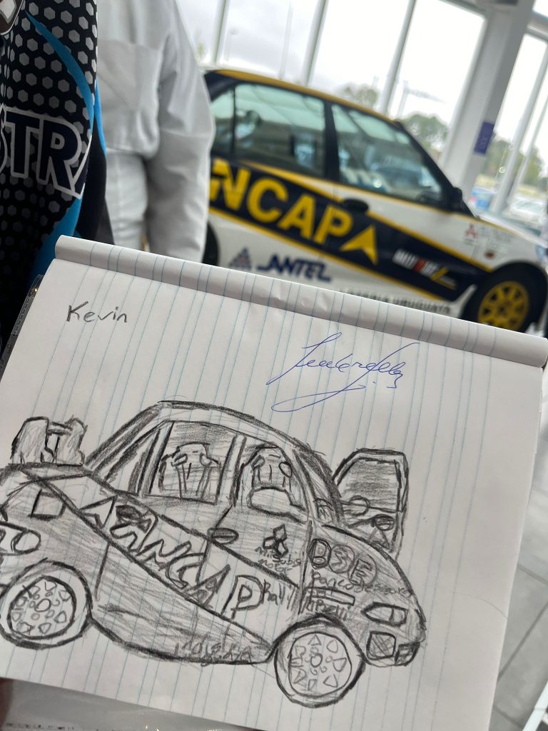 Escolares de Solymar conocieron a Gustavo Trelles y su emblemático Mitsubishi