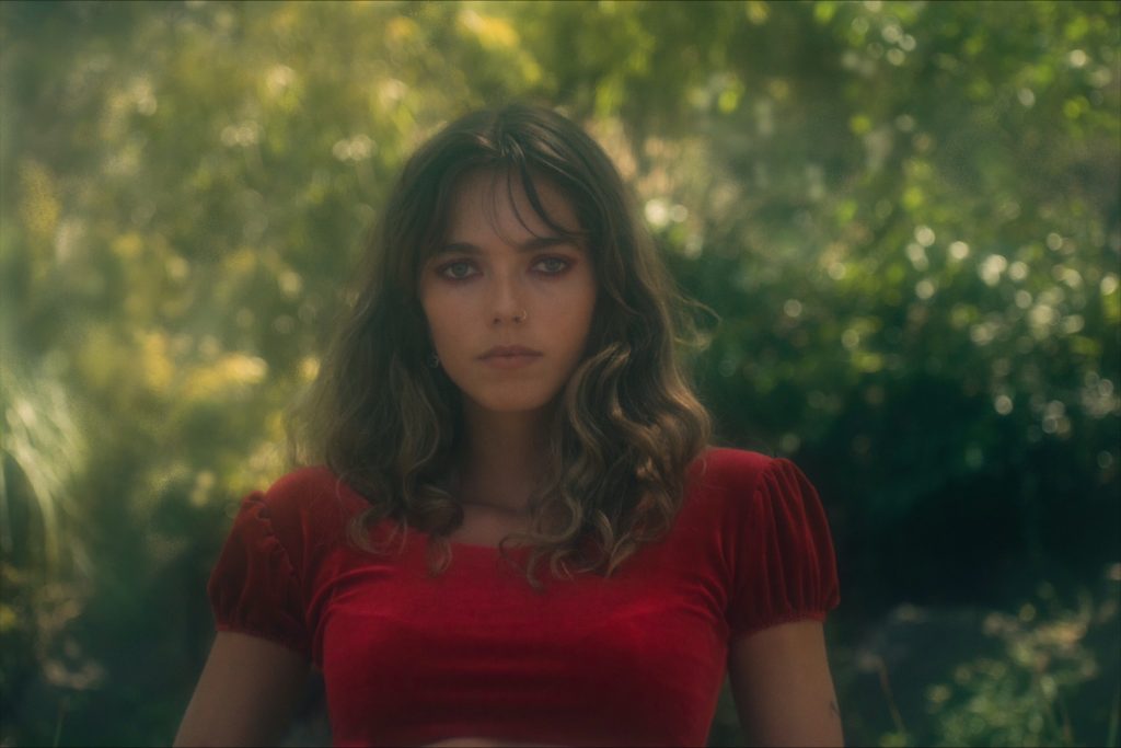 «Un Nuevo Refugio»: El emotivo universo indiepop y folk de Olivia García en su LP debut