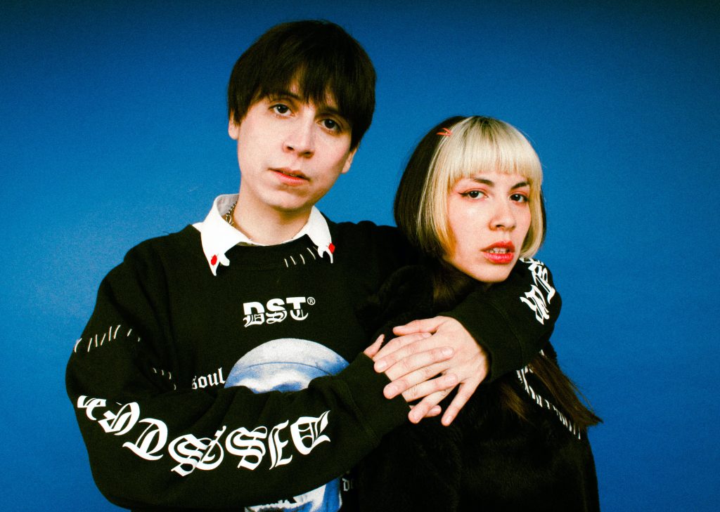 Baile e incertidumbre romántica:  Poder Fantasma presenta  ‘PQ ERES ASÍ?’