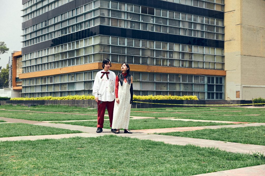 Poder Fantasma sube el nivel del pop en su tercer LP «AMOR EVITATIVO» y anuncia gira por México
