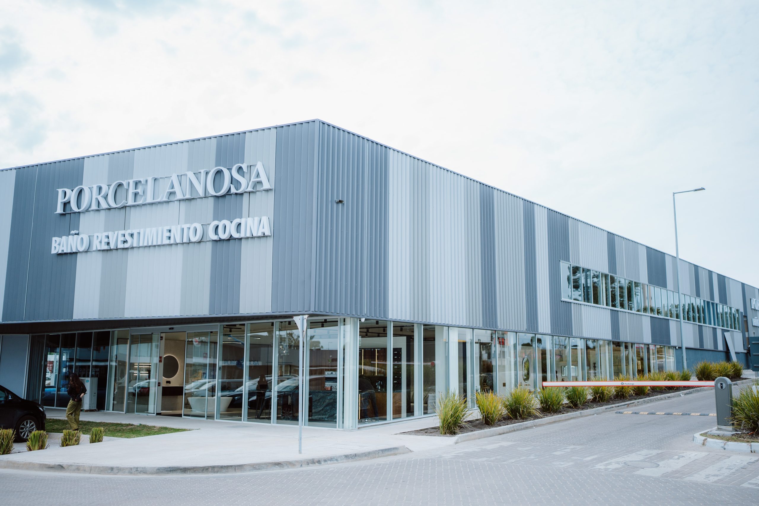 Porcelanosa desembarcó en Car One Center con su primera tienda y más de 500 productos