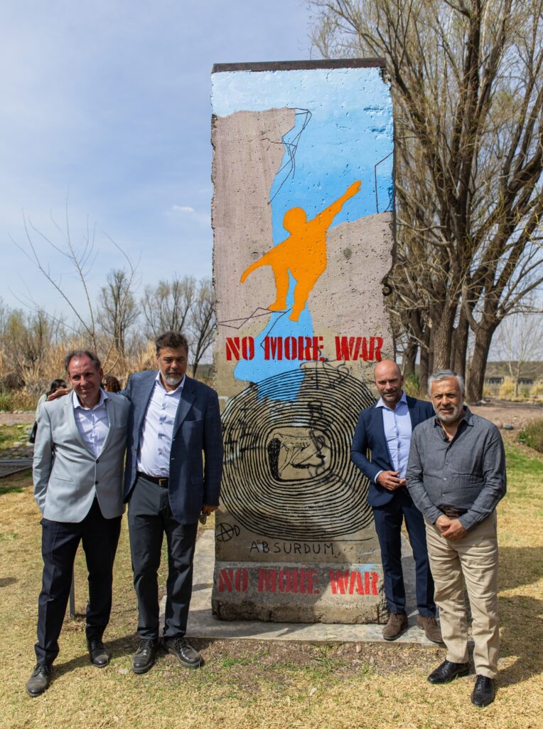 La Fundación Norma y Leo Werthein inauguró en Mendoza un fragmento del histórico Muro de Berlín