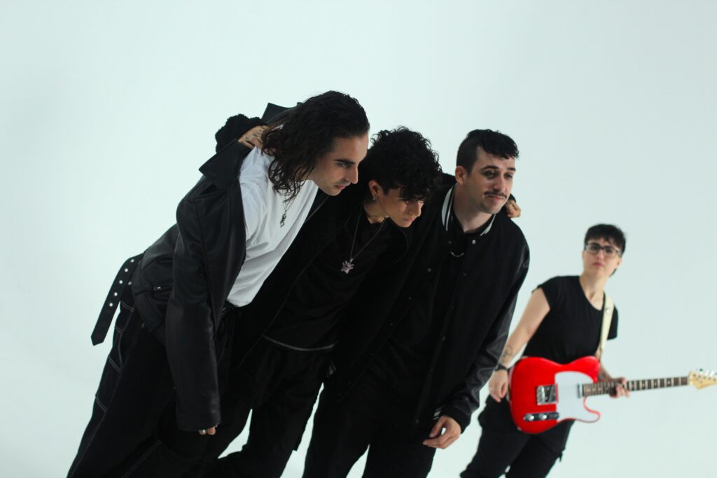 El cantante español Lorenzo presenta su nuevo sencillo «Todo me va genial»