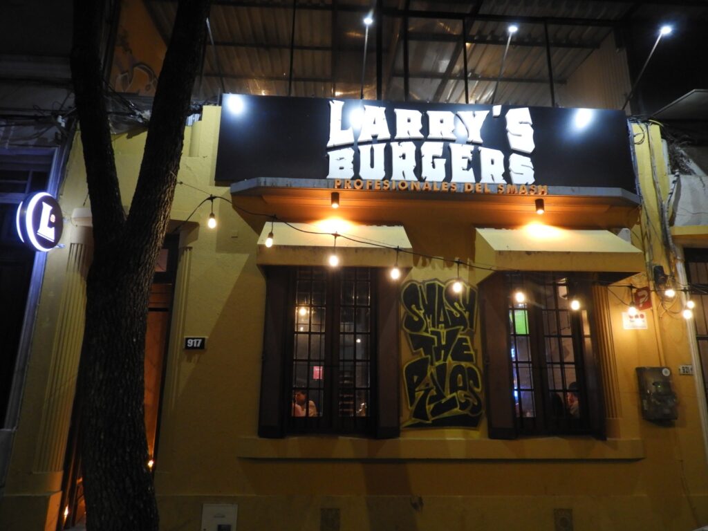 La previa de la Nostalgia es en Larry’s Burgers